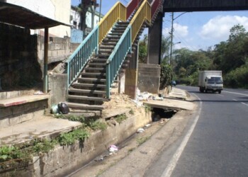 Tienen problemas con las aguas servidas, todos los desagües están tapados de basura y escombros, y las caminerías cuando llueve se vuelven ríos e inundan algunas viviendas de la zona