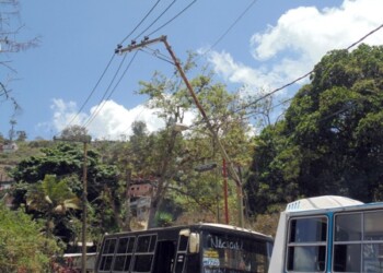 Vecinos también denuncian que las calles del sector no reciben asfaltado desde hace años