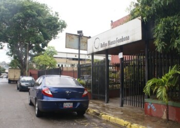 “Bajo la sombra sólo trabaja el crimen”. No tienen alumbrado público, han perdido hasta semanas de clases por la inseguridad y estudian con las uñas; “parece que no fuera privado”