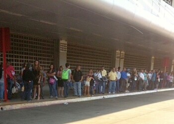 Usuarios de La Victoria y Paracotos son los más afectados porque en las horas pico tienen que esperar hasta 2 horas en largas colas para disfrutar del servicio