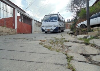 La pronta llegada de las lluvias, los tiene viviendo en zozobra, pues temen que se derrumbe la única vía de acceso hasta el lugar y queden incomunicados