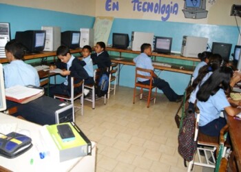 La carencia de especialización de educadores en determinadas asignaturas ha llevado al abismo la educación media y diversificada en escuelas públicas, impidiendo la prosecución de estudios universitarios