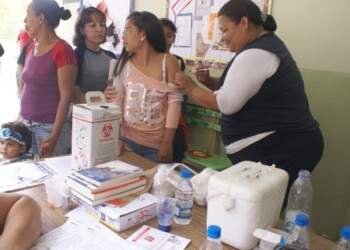 Vacunación de niños y adultos, entrega de medinas, pediatría, medicina general, asesoría de nutrición y venta de pollo y charcutería fueron parte de los servicios