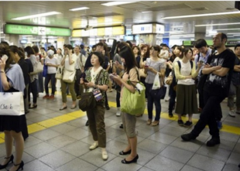 Más de diez personas resultaron heridas por el terremoto de 8,1 grados Richter que golpeó Japón este sábado, el segundo mayor desde 1885 en el país asiático