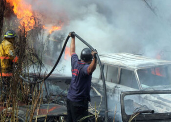 Funcionarios de los bomberos estuvieron sofocando las llamas