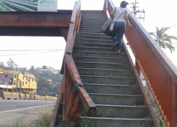Personas exponen su integridad al no cruzar por las pasarelas. ARCHIVO