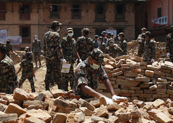 Llegan a 96 los muertos
por nuevo sismo en Nepal