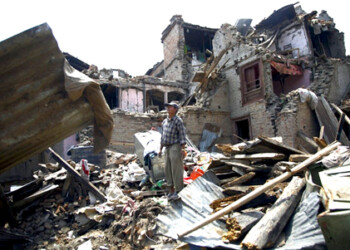 Un terremoto de magnitud 7,3 dejó al menos 60 muertos y extendió el pánico en Nepal el martes, derribando edificios debilitados por un devastador sismo ocurrido menos de tres semanas atrás