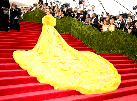 El gran vestido amarillo de Rihanna impactó en la Met Gala - La Region