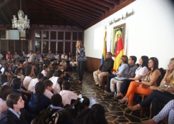 450 alumnos de Altos Mirandinos interactuaron en el taller “Al Acoso Sácalo del juego” de la mano de la periodista Elianta Quintero