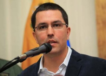 Arreaza recuerda a medios responsabilidad
ante derecho de libertad de expresión