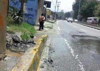 El agua se está despilfarrando en todo el km24 de la panamericana y la situación causa fallas en el suministro del vital líquido a las viviendas