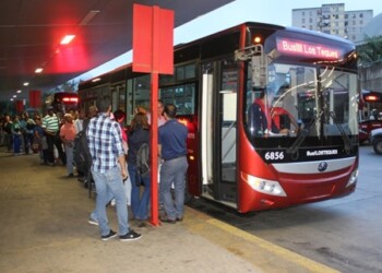 Usuarios tienen que esperar hasta 2 horas en cola para usar al servicio