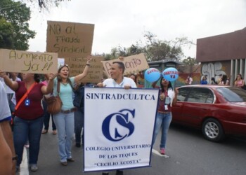 Protestaron en plena Av. Bicentenaria exigiendo además adecuación del HCM y denunciando fraude sindical, llamaron a profesores y todo el personal de la universidad a unirse a esta lucha