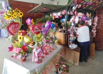 “El regalo especial y accesible  En las floristerías creen que este fin de semana pasará como cualquier otro: sin pena ni gloria.ARCHIVO  tradición”
