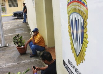 Uno de los occisos fue dejado mal herido frente a la estación de Bomberos de la zona, pero ingresó al nosocomio sin signos vitales