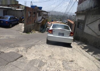 Transporte público en hora cero por las malas condiciones de la vialidad y los constantes robos de los que son víctima