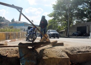 Denuncian carencia de alumbrado y mantenimiento a las alcantarillas