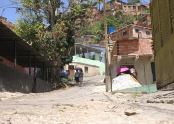 Hace 2 años iniciaron unos trabajos de remodelación por parte de la Alcaldía de Guaicaipuro y nunca fueron terminados