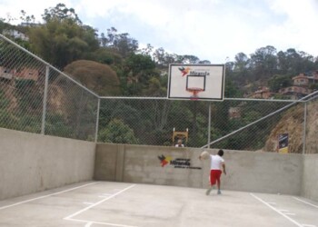 Estrenan mini cancha, parque biosaludable, pantalla, nuevas tuberías de aguas blancas, sustitución de tubos de aguas servidas y parque infantil