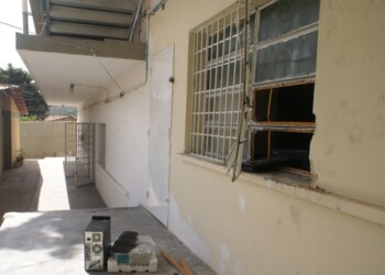 Al parecer algún ruido ahuyentó a los delincuentes, quienes dejaron algunos equipos a “medio camino”