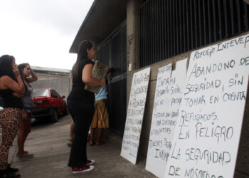 Protestaron por varias horas frente al albergue