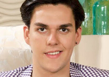 Nunes, joven caraqueño de un metro noventa y tres y diseñador gráfico,  viajará este 10 de junio hasta la tierra del merengue y  llevará consigo un ajuar de reconocidos diseñadores y firmas de nuestro país entre los que se encuentran: Eduardo Kano encargado una vez mas del traje de etiqueta para la noche final,