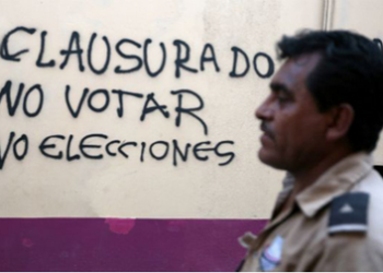 Ciudadanos encabezados por padres de los estudiantes desaparecidos de Ayotzinapa queman boletas electorales en Tixtla, Guerrero, el domingo 7 de junio de 2015