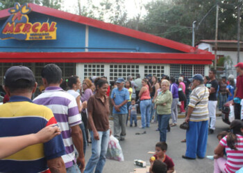 Compradores que no pudieron ser atendidos se amotinaron e impidieron el paso exigiendo que como han hecho otras veces extendieran el horario.