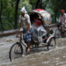 Al menos 17 personas han fallecido y unas 100.000 se han visto afectadas en el sureste de Bangladesh a causa de corrimientos de tierra e inundaciones  CORT. EFE