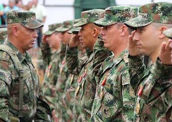 Supuestamente, el comandante de las Fuerzas Militares y el jefe del Ejército en Colombia, entre otros mandos castrenses, están implicados en ejecuciones extrajudiciales de civiles