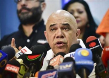 "Es ilegal, inconstitucional e ilegítimo cambiar las reglas del juego" después de que la alianza opositora Mesa de la Unidad Democrática (MUD) hiciera hace un mes sus primarias" protestó el secretario de la plataforma partidista antigubernamental, Jesús Torrealba