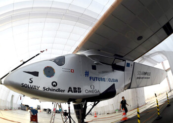 Varios técnicos han trabajado desde el miércoles para reparar el avión solar