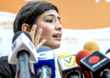 Patricia Gutiérrez, esposa del opositor venezolano preso Daniel Ceballos, informó este viernes que su marido levantó el jueves la huelga de hambre que mantenía desde el pasado 22 de mayo