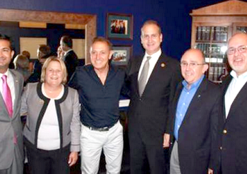 En el Capitolio, De Vita fue recibido por los congresistas Ileana Ros-Lehtinen, Mario Díaz Balart y Carlos Curbelo, quienes entregaron al artista la bandera de Estados Unidos, que fue izada ayer en el Congreso en su nombre
