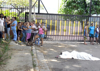 Curiosos observan el cadáver del infortunado taxista asesinado por delincuentes en Vicente E. Sojo