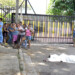Curiosos observan el cadáver del infortunado taxista asesinado por delincuentes en Vicente E. Sojo
