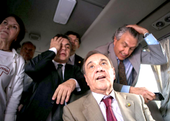 El grupo de senadores brasileños que llegó ayer a Venezuela para solidarizarse con los opositores venezolanos presos no pudo trasladarse desde el aeropuerto a Caracas debido a que se encontraron con varios obstáculos, por lo que tuvieron que volver a la terminal