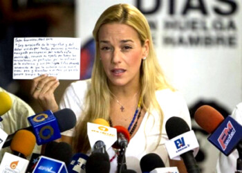 Tintori, acompañada de una docena de dirigentes del partido de López, Voluntad Popular (VP), también en huelga de hambre, aseguró que su marido ha entrado en una "semana crítica"