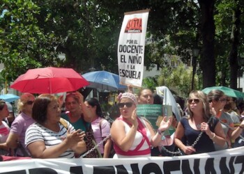 Aseguran que de no recibir respuestas esta semana, se encadenarán al menos 3.000 docentes mirandinos, día y noche, bajo lluvia y sol, a las afueras de la Residencia Oficial del Gobernador