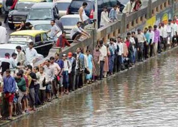 De acuerdo con el ministro de Suministro de Agua de Gujarat, Vijay Rupani, trece de los muertos en Amreli perdieron la vida después de que se derrumbaran dos casas por las inundaciones