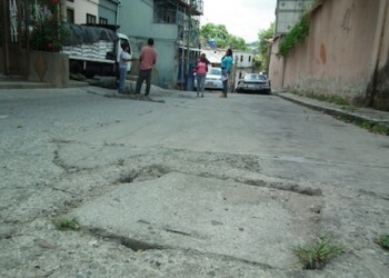 Habitantes del barrio esperan que les llegue la “Fiesta del Asfalto“