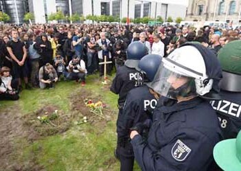 La policía desplegó a alrededor de un centenar de agentes para mantener separados a los distintos grupos de manifestantes