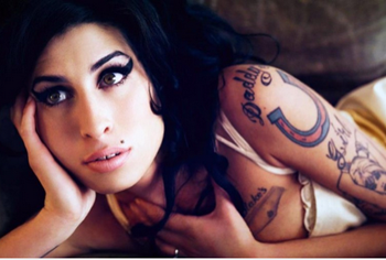 La cinta, titulada “Amy” y que relata el ascenso y caída de la cantante fallecida en 2011, llega esta noche a los cines británicos bajo la dirección de Asif Kapadia  ARCHIVO