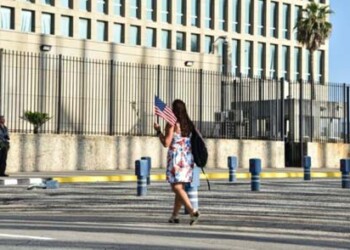 Bandera cubana ondea en Washington,
ímbolo del restablecimiento de relaciones