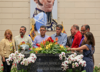 Elías Jaua Milano, Ricardo Molina, Haiman El Troudi, el presidente de la Gran Misión Barrio Nuevo, Barrio Tricolor, Manuel Quevedo, el jefe de gobierno del Territorio Insular Francisco de Miranda, Gilberto Amílcar Pinto Blanco