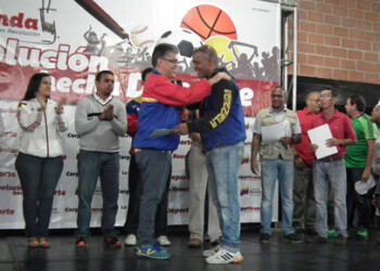 Jaua anunció que para este año construirán una proveeduría para dotar de equipamiento a deportistas, atendiendo las peticiones realizadas por asociaciones deportivas en su vocero Emil Fernández, presidente de la Asociación de Baloncesto de Miranda, quien pidió al presidente de Corpomiranda “fiscalizar las ventas de equipos deportivos por altos precios”