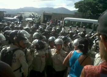Uniformados adscritos a la GNB, actuaron con el apoyo de la Policía Nacional Bolivariana y comisiones de Protección Civil, quienes lograron mantener el orden en el lugar durante el operativo.