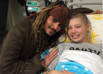 Johnny Depp sorprendió
visitando a niños de hospital
vestido como Jack Sparrow