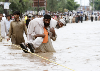 El número de muertos por las inundaciones que afectan a Pakistán desde la semana pasada se eleva ya a 67, mientras varias zonas del país se encuentran en alerta por fuertes lluvias hasta el miércoles  CORTESIA